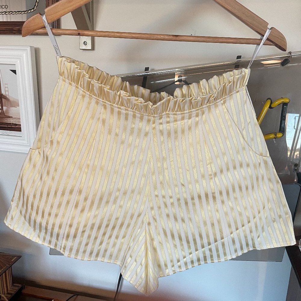 NWT, Lovers + Friends – Gold & white, high waisted, elegant Topaz short, Small